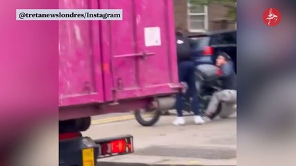 Shocking moment knife-wielding  thief tries to steal bike in Clapham