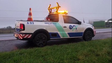 Chevrolet Montana sai da pista e cai em "banhado" formado pela chuva na BR-277 em Cascavel