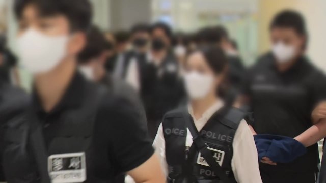캄보디아 구금 한국인 64명 송환...모두 체포돼 전국 경찰서로 압송 / YTN
