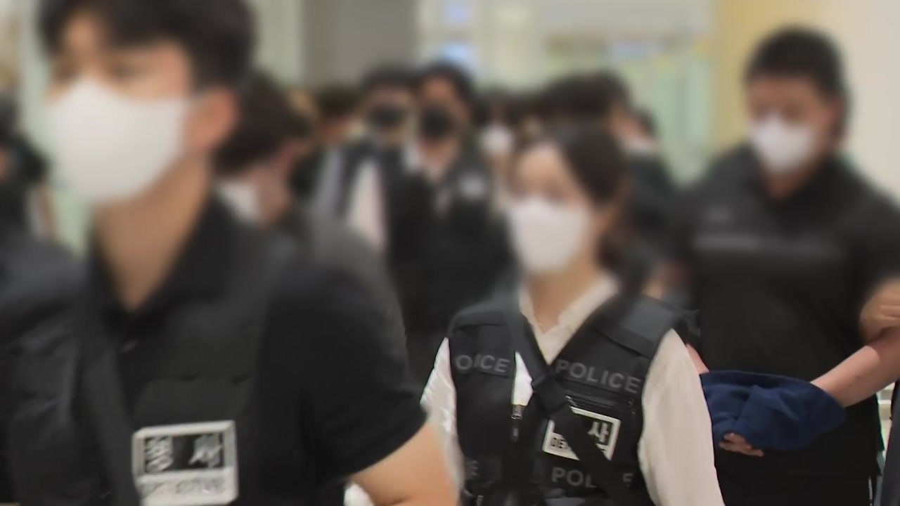 캄보디아 구금 한국인 64명 송환...모두 체포돼 전국 경찰서로 압송 / YTN