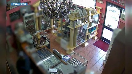Si fingono agenti di polizia locale e rapinano gioiellerie a Milano: otto arresti