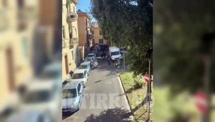 Pisa-Verona, tifoso crolla a terra dopo gli scontri. Da una finestra: "Lo hanno ammazzato"