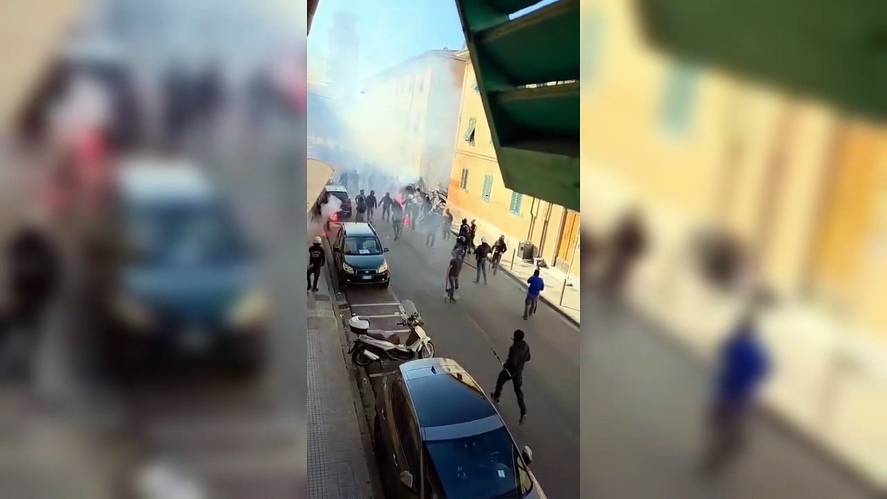 Pisa-Verona, i violenti scontri tra ultras: il momento del contatto