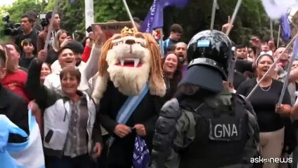 Argentina, Milei in campagna elettorale in un comizio concitato