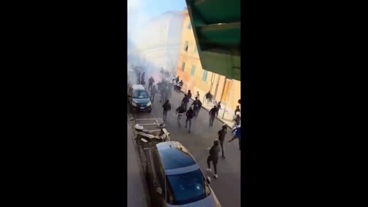 Scontri tra gli ultras del Pisa e del Verona prima della partita