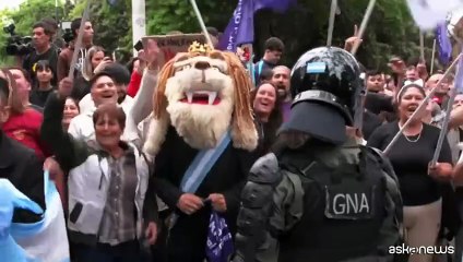 Argentina, Milei in campagna elettorale in un comizio concitato