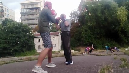 Чётко ушёл: сначала шаг назад, потом за руку