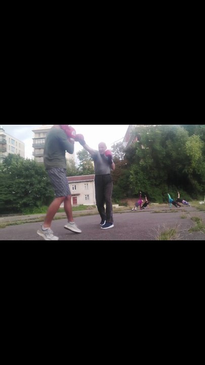 Чётко ушёл: сначала шаг назад, потом за руку