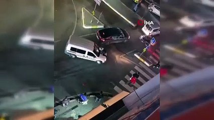 Esenyurt'ta pes dedirten anlar: Tartıştığı kadın motorcuyu kaputunda sürükledi!