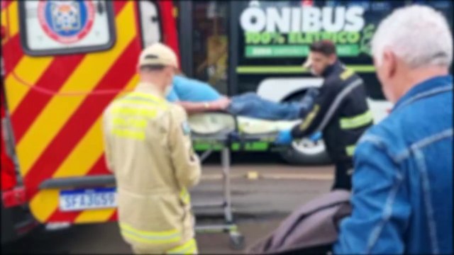 Idoso bate a cabeça ao tropeçar e cair na calçada no Centro