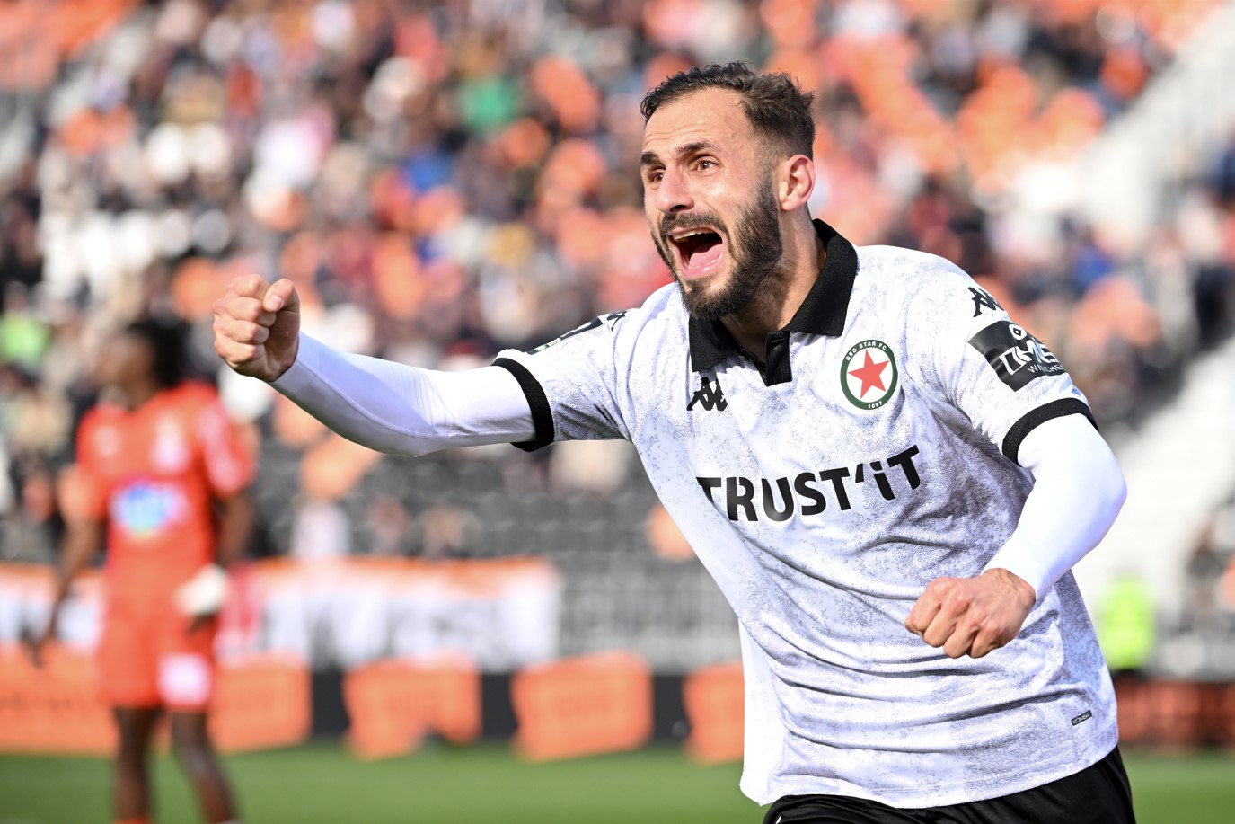 Ligue 2 : Le Red Star arrache la victoire à Laval à la 95e minute !