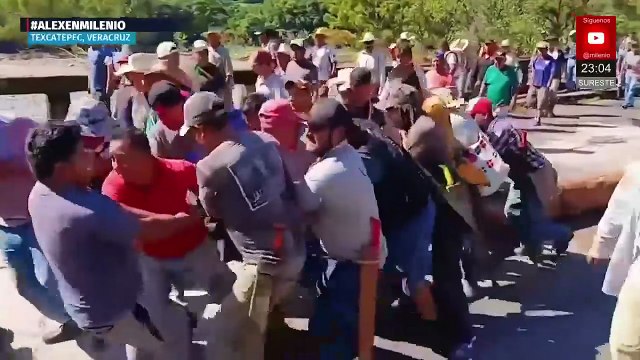 Habitantes de la Huasteca colocan puente colgante tras inundaciones en Veracruz