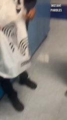 Ce petit garçon reçoit une nouvelle paire de chaussures de la part de son ami