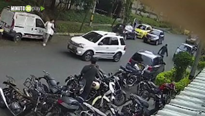 ¡Le puso alas a los 'angelitos'! Así fue la tremenda atropellada que le pegó un conductor a presuntos fleteros en Guayabal