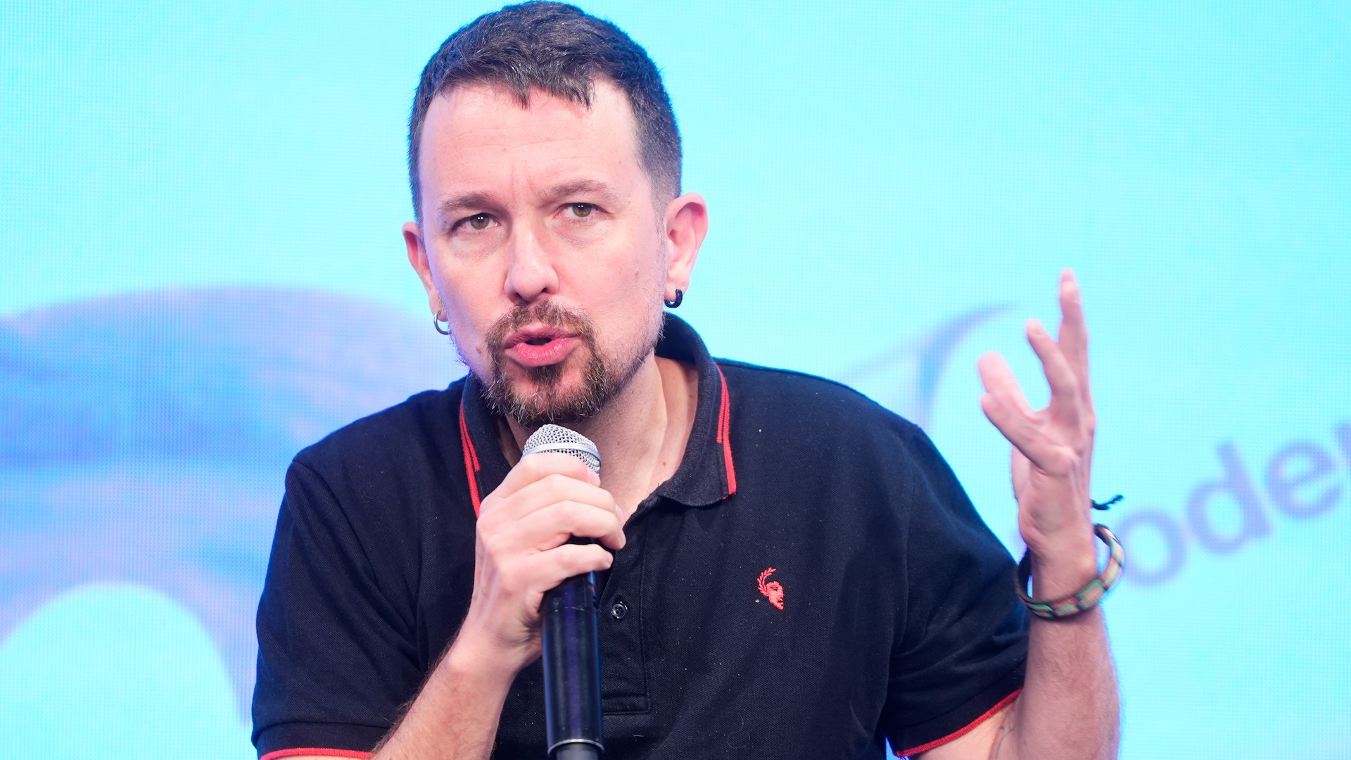 Pablo Iglesias ha dado un paso m�s en su obsesi�n por el control de los jueces y los medios de comunicaci�n y se ha ofrecido abiertamente al PSOE para "reventar" estos "activos pol�ticos" de la "derecha espa�ola" con medidas para dominar el Consejo General del Poder Judicial (CGPJ) o para condicionar las licencias de emisi�n de las televisiones. "Ah� nos ten�is para llegar a donde sea necesario", ha subrayado.

"A la ultraderecha no se le combate intentando hacer el mismo regate todas las veces de decir que viene el lobo. Vamos a por ellos de verdad", ha proclamado el ex secretario general de Podemos en ese llamamiento al PSOE hecho durante la primera jornada de la Uni de Oto�o, el principal foro de rearme ideol�gico que hace el partido morado cada a�o.