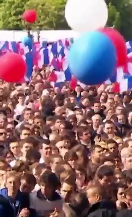Accompagné de cette vidéo, deux des fils de Nicolas Sarkozy lancent un appel à une manifestation de soutien à leur père pour mardi matin à 8h30, jour de son incarcération annoncé
