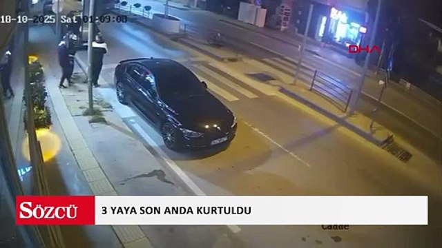 Kontrolden çıkan otomobilin park halindeki araca çarptığı kaza kamerada; 3 yaya son anda kurtuldu