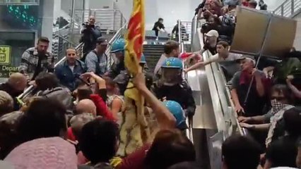 Corteo ex Gkn, tensione con la polizia all'interno dell'aeroporto