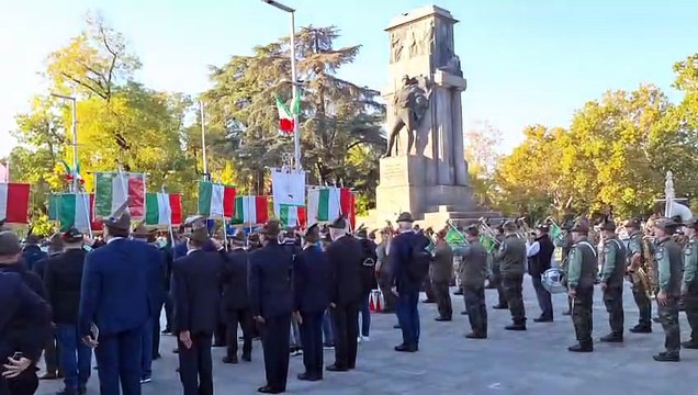 Gli Alpini a Reggio Emilia: durante l'alzabandiera, l'inno di Mameli cantato dalla folla