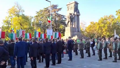 Gli Alpini a Reggio Emilia: durante l'alzabandiera, l'inno di Mameli cantato dalla folla