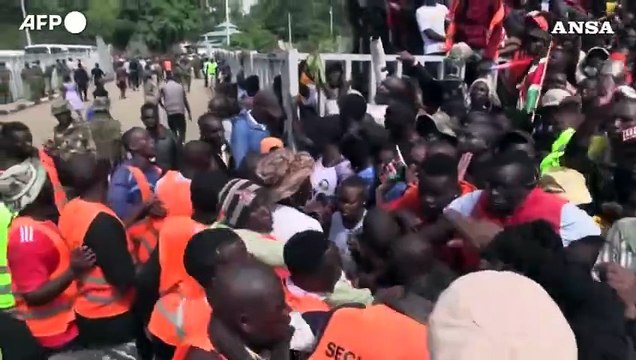 Kenya, dopo Nairobi la bara con Odinga arriva a Kisumu