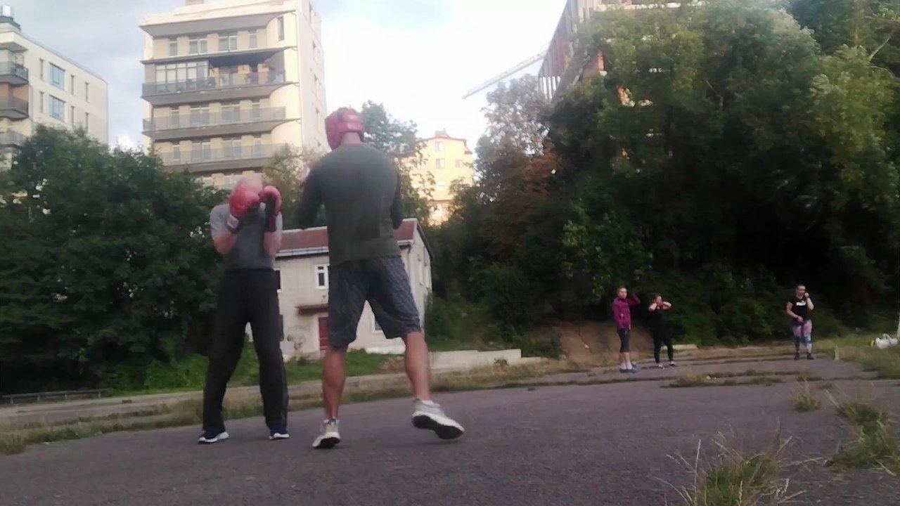 Два прямых левой в голову: ответ правый прямой, защита шаг назад