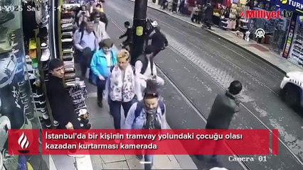 İstanbul'da bir kişinin tramvay yolundaki çocuğu olası kazadan kurtarması kamerada