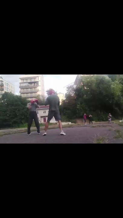 Два прямых левой в голову: ответ правый прямой, защита шаг назад