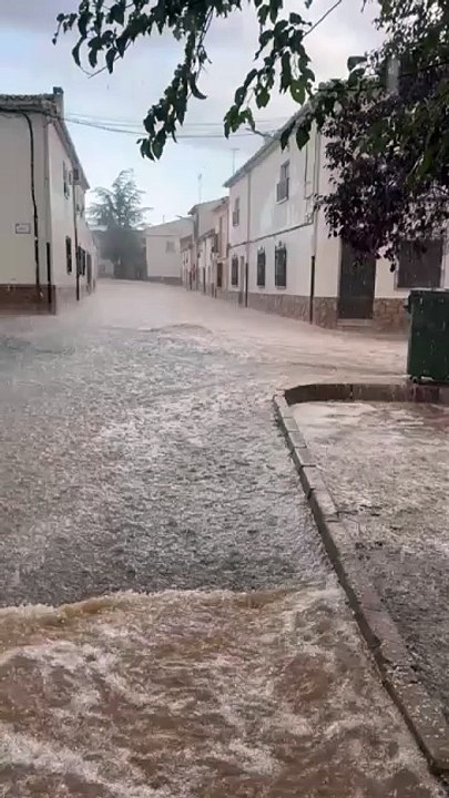 Una fuerte tormenta sorprende a los vecinos de Campillo de Altobuey