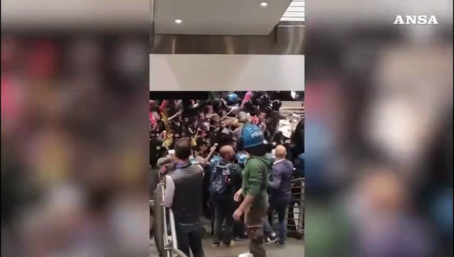 Firenze, scontri all'aeroporto fra polizia e manifestanti in corteo per la Gkn