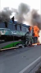 Así huyeron del bus que ardió en plena carretera Santa Cruz-Trinidad