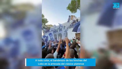 Colorido banderazo de los hinchas del Lobo en Estancia Chica