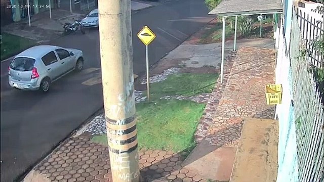 Vídeo mostra colisão entre três veículos na Avenida Corbélia, em Cascavel