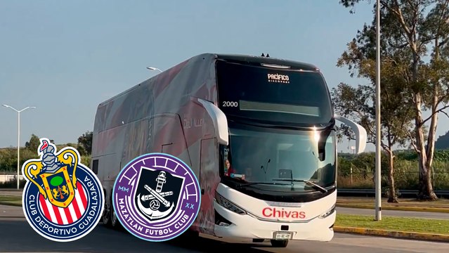 Chivas y Mazatlán llegan al Estadio Akron y son recibidos por la afición rojiblanca