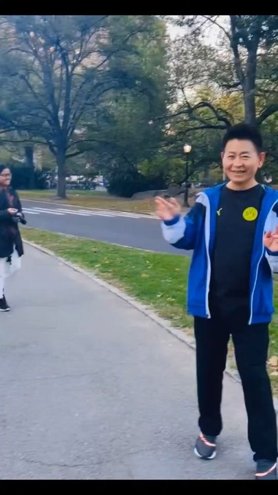 Nelson Wang, a Chinese-American resident of Roosevelt Island, has brought joy to Central Park in Manhattan. Throughout his life, he has always brought people confidence and happiness, and he will be the one to laugh until the end. West 96 Street, NYC