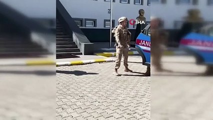 Üstünde asker üniformasıyla Türk Bayrağı'na ayak basıp, sosyal medyada yayınladı!