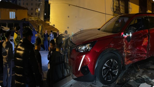 Eyüpsultan'da yokuş aşağı inen otomobil park halindeki 8 araca çarptı