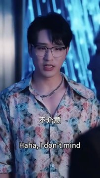 After going home with her boyfriend to meet her parents, she ran into her ex-boyfriend. She was embarrassed and wanted to escape, but he held her in his arms with red eyes and kissed her fiercely. He restrained his possessiveness of her. Even if it was a