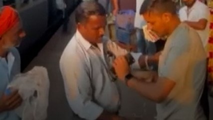 समोसे के लिए शख्स को बेचनी पड़ी घड़ी!