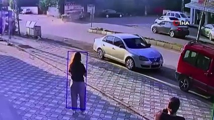 Otomobiller kafa kafaya çarpıştı! Korkunç kaza kamerada