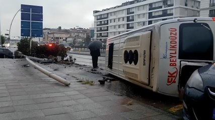 Aydınlatma direğine çarpan minibüs devrildi: 2 yaralı