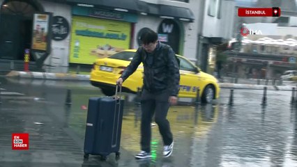 Taksim’de etkili olan sağanak yağış vatandaş ve turistlere zor anlar yaşattı