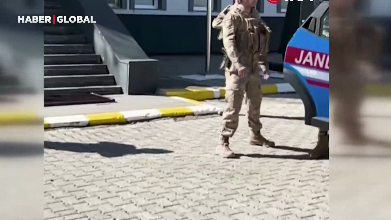 Türk bayrağına ayak basılan paylaşımı beğenmişti, gözaltına alındı