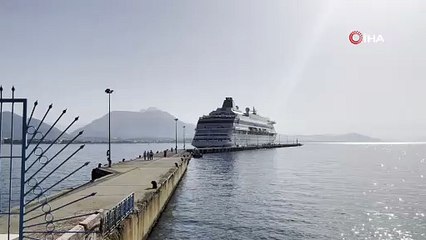 Lüks kruvaziyer 867 yolcu ve 469 mürettebatıyla  Alanya’ya demirledi
