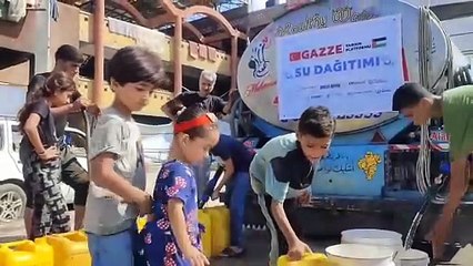 İHH, Gazze'de tankerlerle su dağıttı