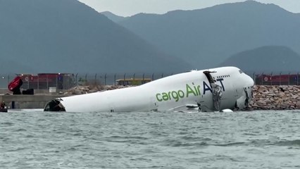 홍콩에서 화물기 활주로 이탈...순찰차 추돌 2명 사망 / YTN