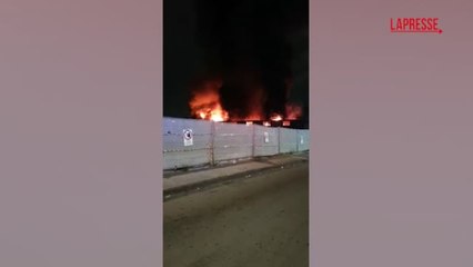 Napoli: incendio in deposito ricambi auto, il video del rogo e dell'imponente colonna di fumo