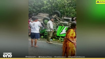 ഇടുക്കി മാങ്കുളത്ത് വിനോദസഞ്ചാരികളുടെ ബസ് മറിഞ്ഞ് നിരവധി പേർക്ക് പരിക്ക്