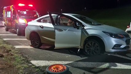 Motorista perde controle e carro desce barranco na BR-277 em Cascavel