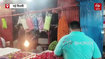 दिल्ली की गाजीपुर फूल मंडी में दिवाली से पहले फूलों के रेट बढ़े, जानें गुलाब और गेंदा किस रेट में बिक रहे